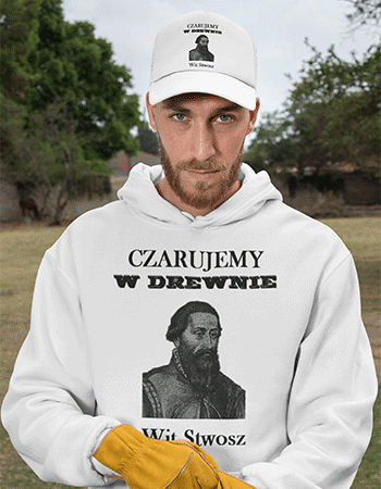 Pracownik w bluzce i czapeczce z nadrukiem 'Wit Stwosz - czarujemy w drewnie'